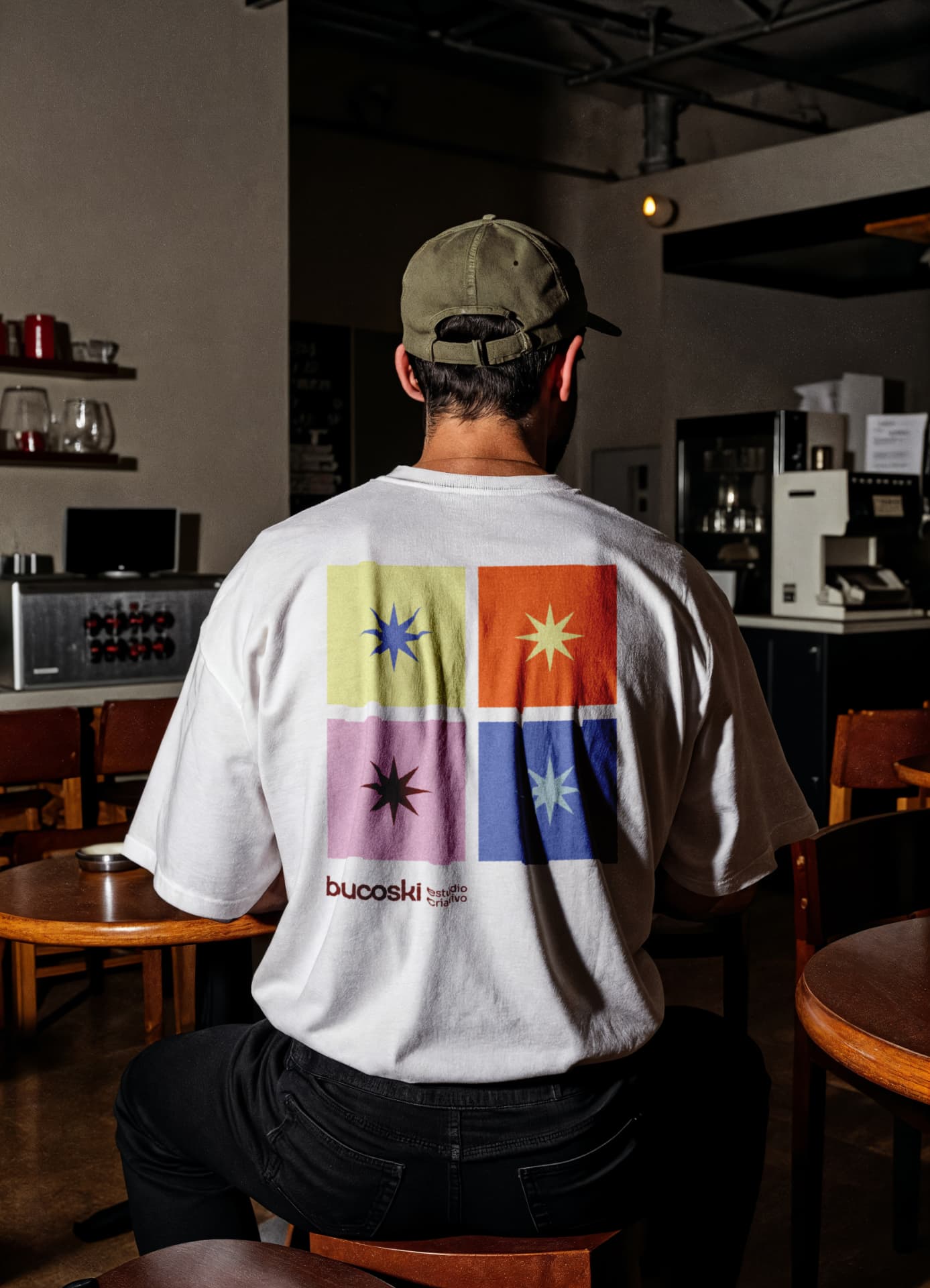 Camiseta com a identidade visual da Bucoski